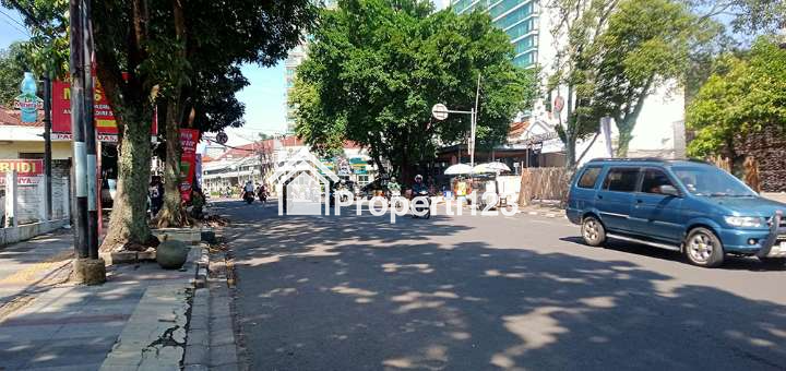 Rumah Hitung Tanah 750 m2 SHM Muka 20 Meter Super Strategis Super Premium  untuk Komersial Berbagai Sektor Jasa dan Niaga di jalan Aceh Bandung - 6