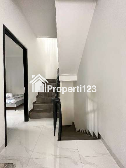 Rumah 3Lt Posisi Hook Dekat Gerbang tol Setu Cipayung Jakarta Timur - 9