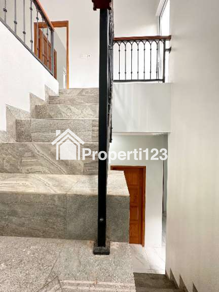 Rumah 2 lantai siaphuni di Limo Depok dekat Tol Krukut - 6