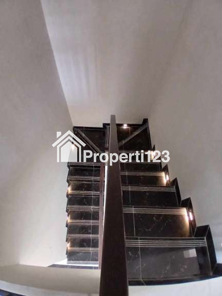 Rumah Klasik 2 lantai hook di Jatimulya Depok - 7