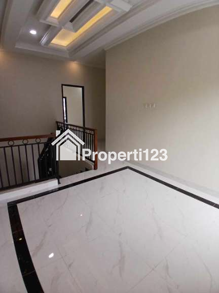 Rumah Klasik Mewah 2 lantai di Jatimulya Depok - 8