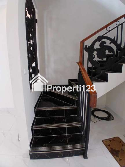 Rumah Klasik Mewah 2 lantai di Jatimulya Depok - 5