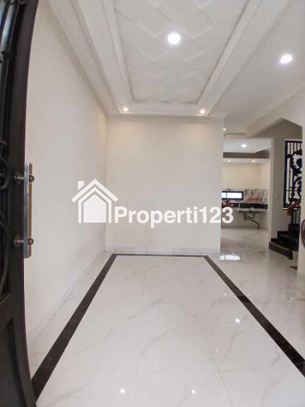 Rumah Klasik Mewah 2 lantai di Jatimulya Depok - 2