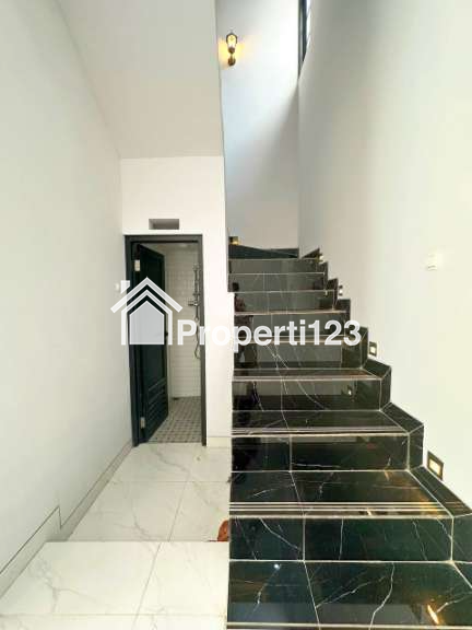 Rumah 2lantai nyaman strategis di Srengseng Sawah Jagakarsa Jakarta Selatan - 4