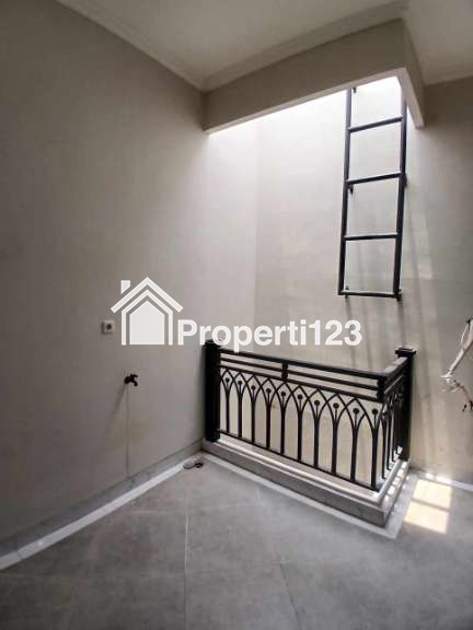 Rumah baru 2 lantai dalam mini cluster di Tanah Baru Depok - 11