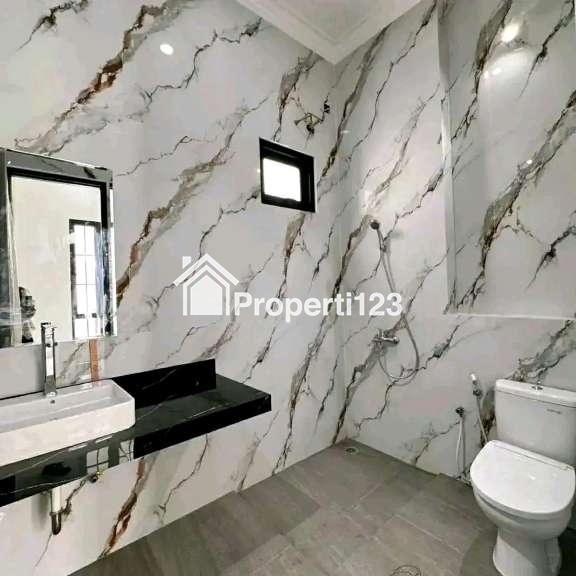 Rumah Baru 2 Lantai Siap Huni Lokasi babatan pantai Mulyorejo surabaya - 5