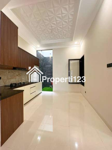 Rumah mewah strategis di Pondok Bambu Duren Sawit Jakarta Timur - 3