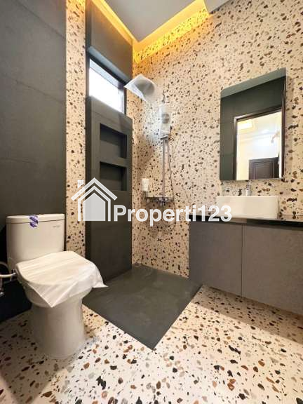 Rumah mewah strategis di Pondok Bambu Duren Sawit Jakarta Timur - 4