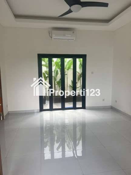 DIJUAL RUMAH 3 LANTAI LOKASI STRATEGIS - 2