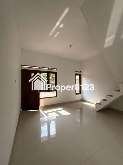 Rumah 2 Lantai Pinggir Jalan Umum di Cisurupan Kota Bandung - 5