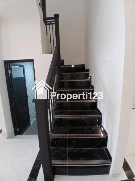 Rumah Modern Klasik 2 lantai di Kalimulya Depok - 7