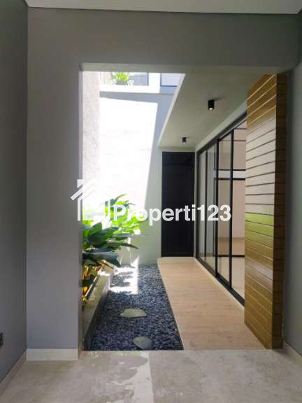 Rumah Baru Modern Lokasi Strategis di Rungkut Asri Surabaya Timur - 3