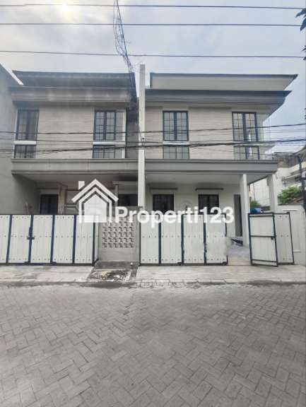 Rumah Modern Baru Gress Di Perumahan Taman Pondok Indah Wiyung Surabaya - 1