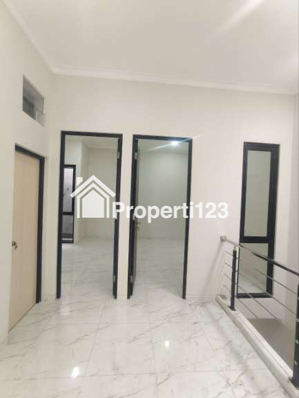 Rumah Modern Baru Gress Di Perumahan Taman Pondok Indah Wiyung Surabaya - 5