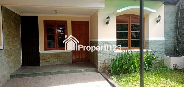 Rumah Gaya American Classic Unfurnish 3 Kamar Tidur 2 Kamar Mandi Carport  Jalan Lebar Bebas Banjir di Antapani Bandung - 2