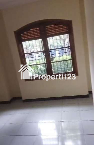 Rumah Gaya American Classic Unfurnish 3 Kamar Tidur 2 Kamar Mandi Carport  Jalan Lebar Bebas Banjir di Antapani Bandung - 4