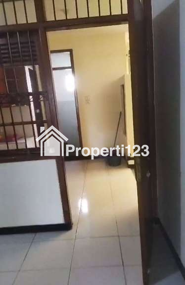 Rumah Gaya American Classic Unfurnish 3 Kamar Tidur 2 Kamar Mandi Carport  Jalan Lebar Bebas Banjir di Antapani Bandung - 6