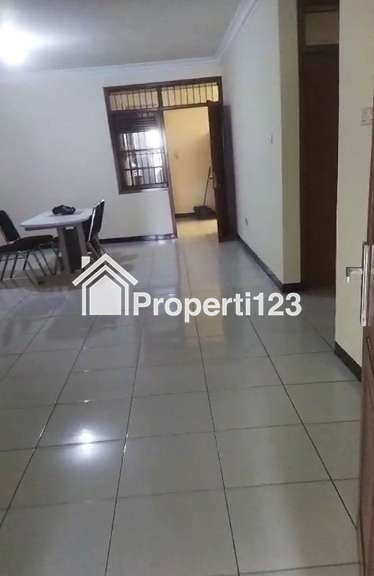 Rumah Gaya American Classic Unfurnish 3 Kamar Tidur 2 Kamar Mandi Carport  Jalan Lebar Bebas Banjir di Antapani Bandung - 3