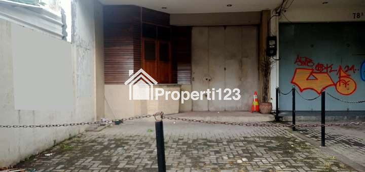 Ruko 3 Lantai SHM Interior Etnik Modern Harga Murah Super Strategis di Kawasan Pertokoan Perkantoran Hiburan di Jl. Terusan Jakarta Antapani Bandung - 11