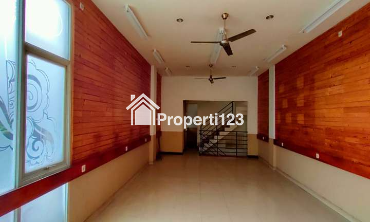 Ruko 3 Lantai SHM Interior Etnik Modern Harga Murah Super Strategis di Kawasan Pertokoan Perkantoran Hiburan di Jl. Terusan Jakarta Antapani Bandung - 4