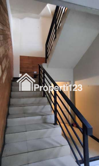 Ruko 3 Lantai SHM Interior Etnik Modern Harga Murah Super Strategis di Kawasan Pertokoan Perkantoran Hiburan di Jl. Terusan Jakarta Antapani Bandung - 9