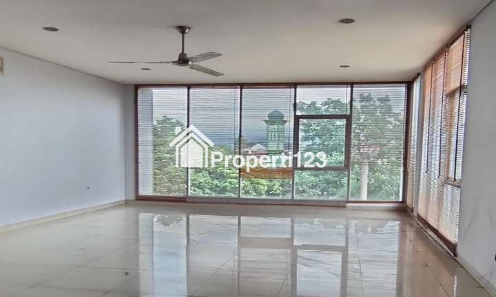 Ruko 3 Lantai SHM Interior Etnik Modern Harga Murah Super Strategis di Kawasan Pertokoan Perkantoran Hiburan di Jl. Terusan Jakarta Antapani Bandung - 6