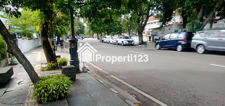 Rumah Belanda Tanah 1066 m2 SHM Muka 18 Meter Lokasi Premium Super Strategis di Jalan Riau-Martadinata Bandung - 4