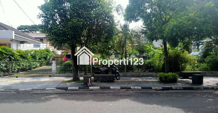 Rumah Belanda Tanah 1066 m2 SHM Muka 18 Meter Lokasi Premium Super Strategis di Jalan Riau-Martadinata Bandung - 1