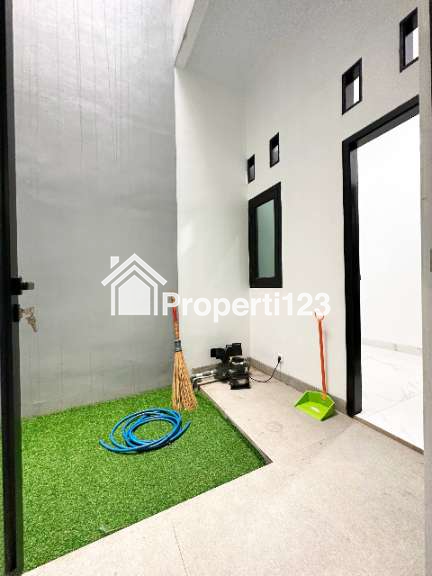 Rumah 2 lantai rooftop full furnished dekat Tol Bintara Bekasi - 6
