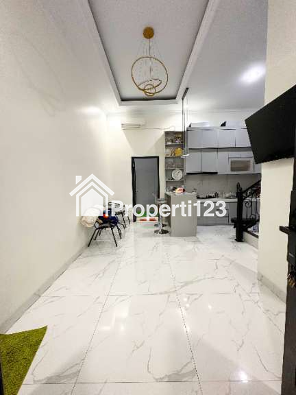 Rumah 2 lantai rooftop full furnished dekat Tol Bintara Bekasi - 4