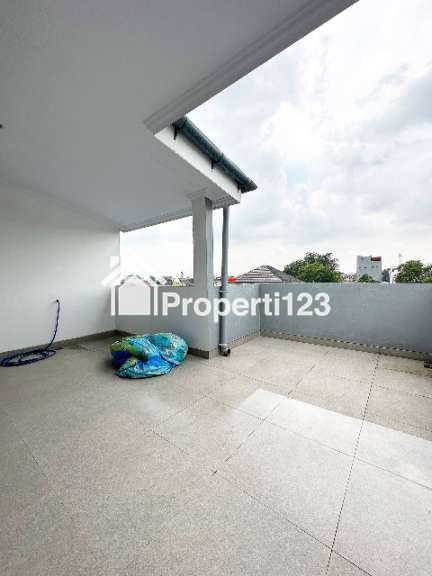 Rumah 2 lantai rooftop full furnished dekat Tol Bintara Bekasi - 3