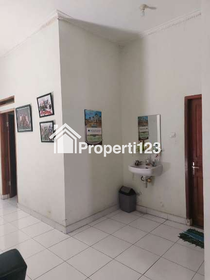 Rumah Full Furnish 5 Kamar Tidur 3 Kamar Mandi Carport Dekat Kawasan Perkantoran Pendidikan Perbelanjaan dan Hiburan di Kota Sumedang - 4