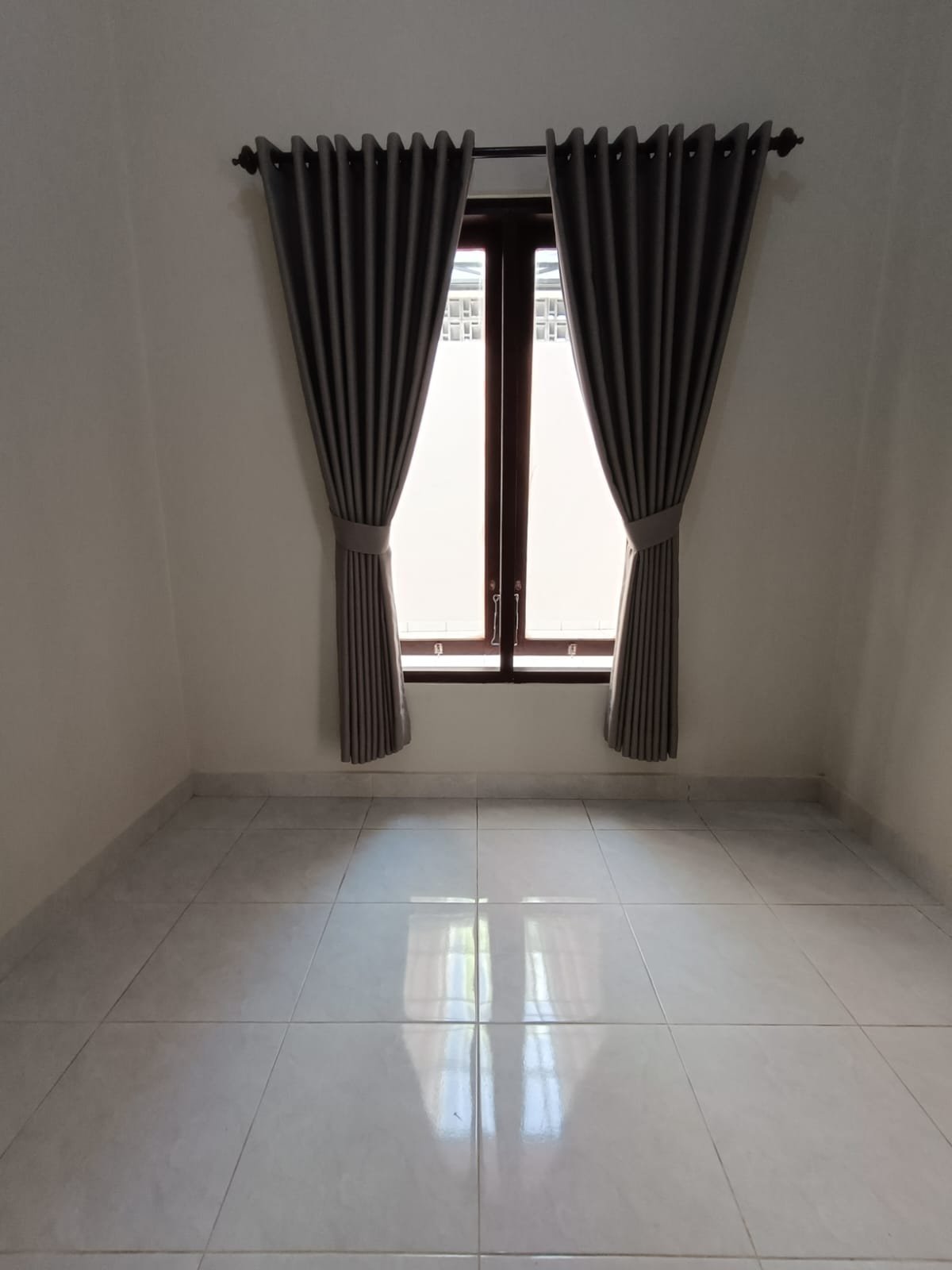 Rumah 2 Kamar Tidur 1 Kamar Mandi Carport untuk Rumah Tinggal Jalan Lebar Bebas Banjir di Tabanan Bali - 4