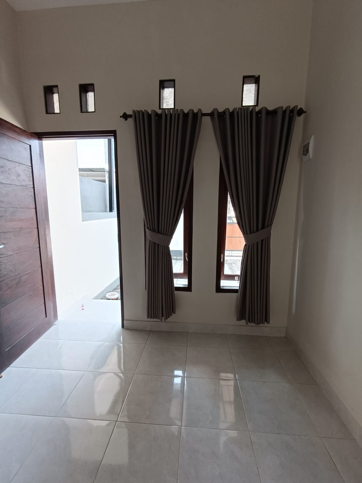 Rumah 2 Kamar Tidur 1 Kamar Mandi Carport untuk Rumah Tinggal Jalan Lebar Bebas Banjir di Tabanan Bali - 3