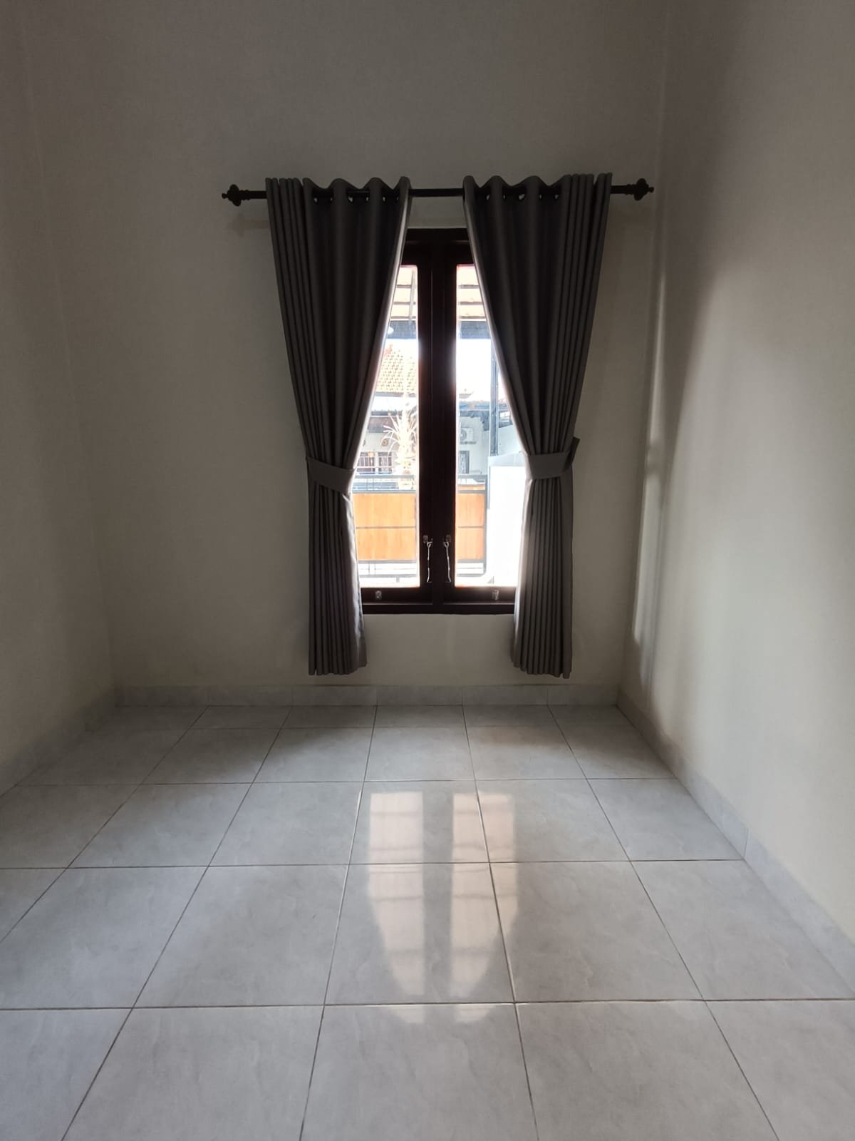 Rumah 2 Kamar Tidur 1 Kamar Mandi Carport untuk Rumah Tinggal Jalan Lebar Bebas Banjir di Tabanan Bali - 5