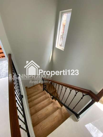 Rumah 2 lantai murah siap huni lokasi strategis dilimo,depok - 4