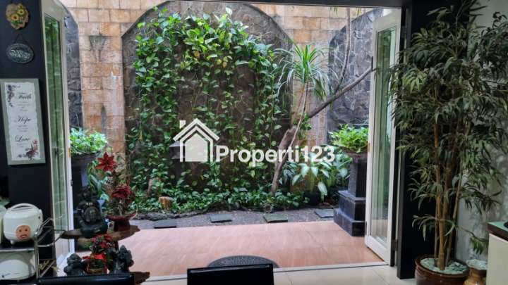 ‼️TURUN HARGA‼️ Rumah Mewah Furnished Siap Huni Lokasi Perumahan Regency 21 Surabaya - 11