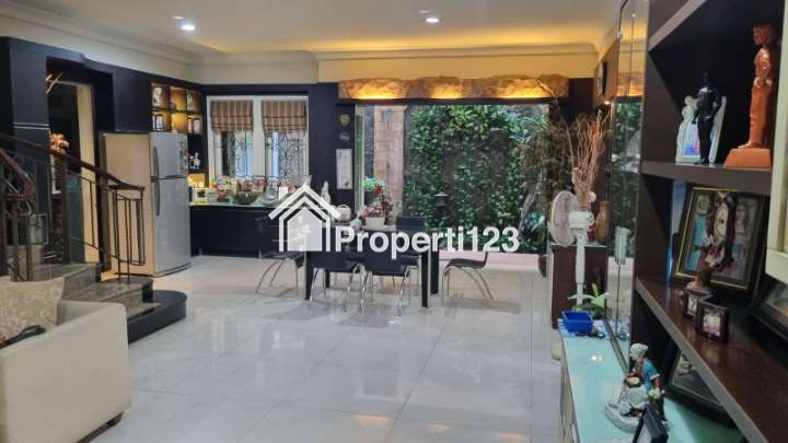 ‼️TURUN HARGA‼️ Rumah Mewah Furnished Siap Huni Lokasi Perumahan Regency 21 Surabaya - 2