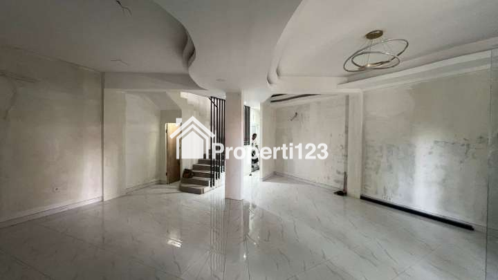 ‼️JUAL CEPAT‼️ Ruko Baru Renovasi Lokasi Jl. WR Supratman Klojen Malang - 3