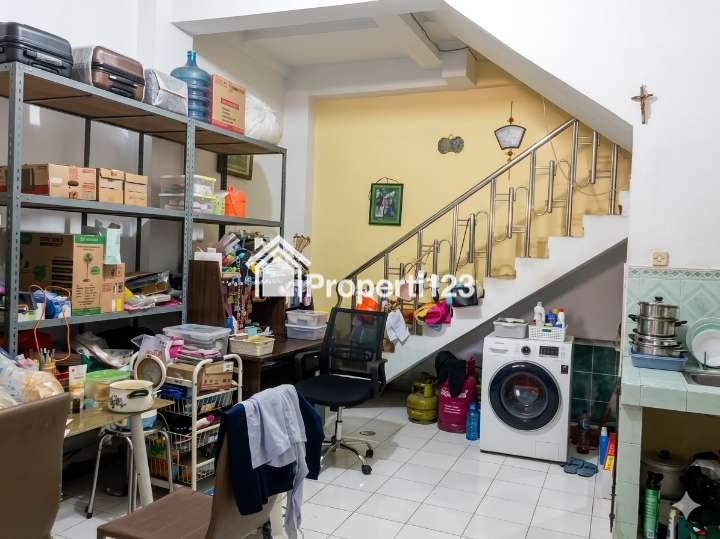 🔥 JUAL CEPAT! RUMAH 2 LANTAI TENGAH KOTA SOLO 🔥 💥 DISKON 100 JUTA – LANGKA DI LOKASI INI! - 8