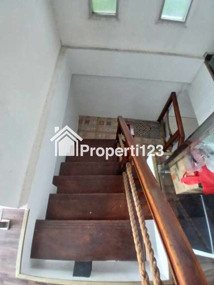 Rumah mewah 2,5 lantai di Bella Casa Residence Depok - 8