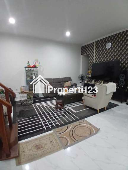 Rumah mewah 2,5 lantai di Bella Casa Residence Depok - 4
