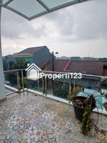Rumah mewah 2,5 lantai di Bella Casa Residence Depok - 11