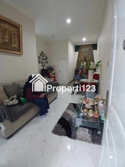 Rumah mewah 2,5 lantai di Bella Casa Residence Depok - 3