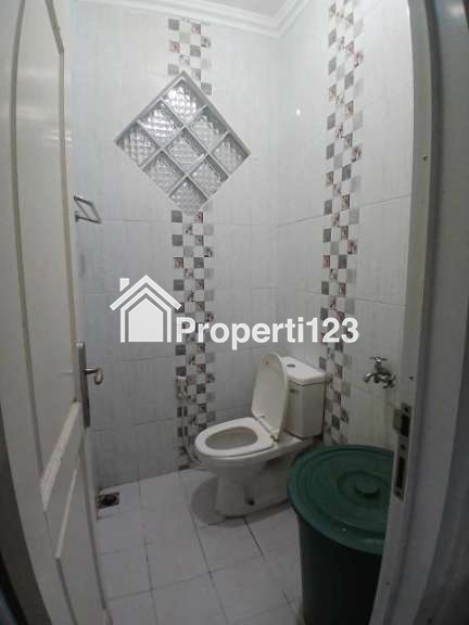 Rumah mewah 2,5 lantai di Bella Casa Residence Depok - 7