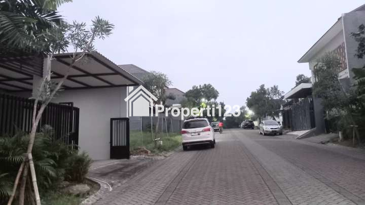 Dijual Rumah Semi Furnished 2 Lantai Di Citraland Surabaya Barat - 1