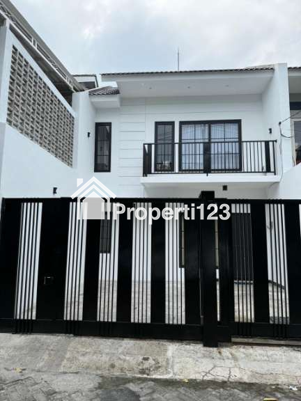 Dijual/Disewakan Rumah Semi Furnished Baru Renovasi di Green Mansion Regency Lontar Surabaya Barat - 1