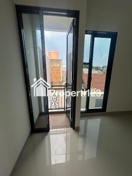 Rumah 2 lantai dekat stasiun Jatinegara siap huni lokasi startegis - 7