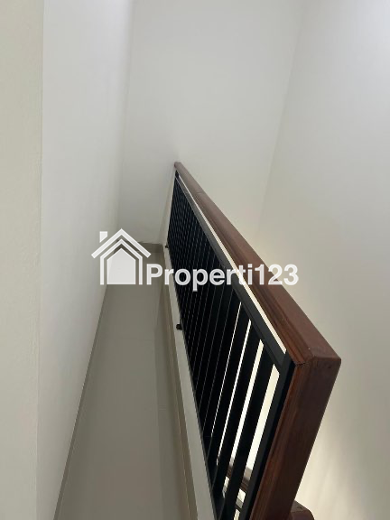 Rumah 2 lantai dekat stasiun Jatinegara siap huni lokasi startegis - 4