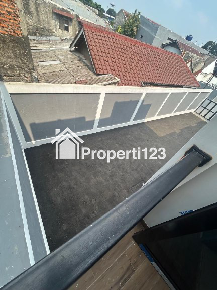 Rumah 2 lantai dekat stasiun Jatinegara siap huni lokasi startegis - 8